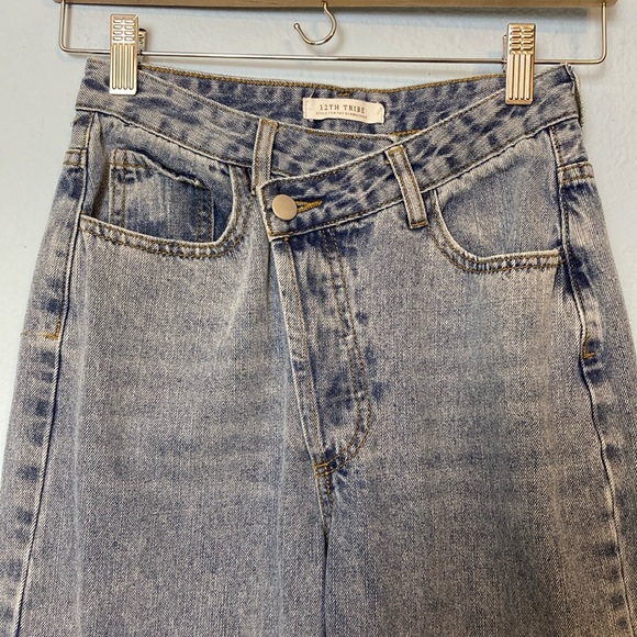12th Tribe Womens Size S Dylan Light Wash Denim Asymmetrical Cross Over Jeans - Picture 5 of 16